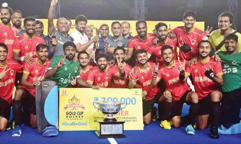 Udhayanidhi Stalin, Minister of Youth Welfare and Sports Development of Tamil Nadu, M M Murugappan, Chairman - CUMI &amp; Chola MS Insurance and P Vijaykumar, President, MCC with the winners of 94th MCC-Murugappa Gold Cup Hockey tournament
