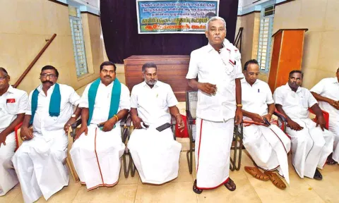 Confederation coordinator Shanmugam addresses media in Thanjavur