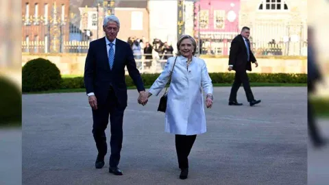 &nbsp;Former U.S secretary of state and Chancellor of Queen's University Belfast, Hillary Clinton and former U.S president Bill Clinton (Photo/ Reuters)