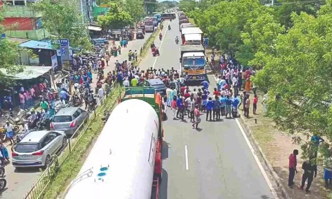 Villagers blocked the national highway on Saturday demanding immediate construction of a footover bridge as the spot has been witnessing frequent fatal accidents.&nbsp;