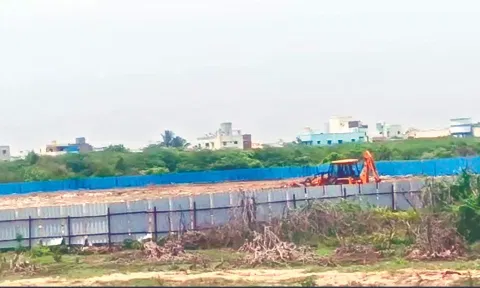 Structures coming up near the Porur lake bund