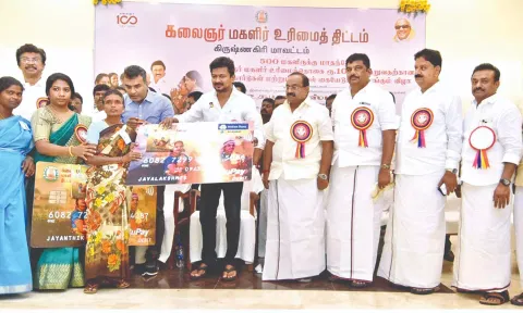 Minister Udhayanidhi Stalin handing over debit cards to women under KMUT scheme in Krishnagiri on Monday
