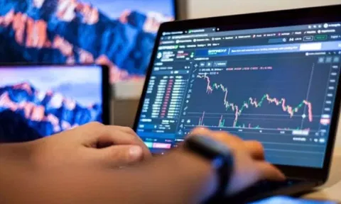 S&P 500 ends near flat; utilities drop, focus on rate outlook
