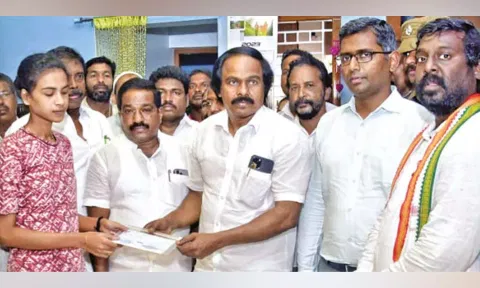 Minister handed over compensation&nbsp;