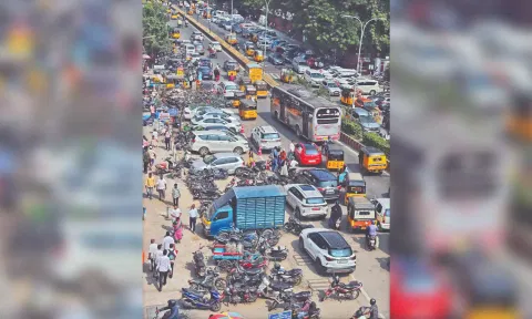 Though additional parking lots are very much needed in the city it would be a disadvantage for the hawkers, who would be shifted to other areas. (Photo credit: Hemanathan M)&nbsp;