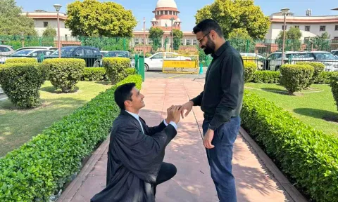 Gay couple exchange rings in front of SC (Photo: Twitter)