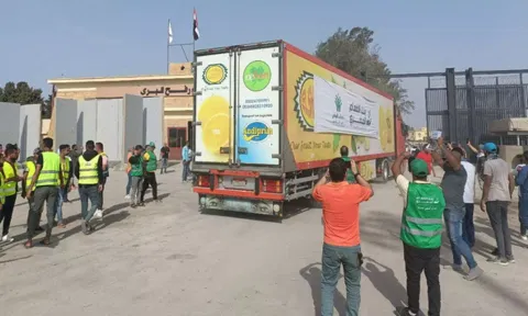 Aid convoy enters Egyptian side of Rafah (Retuers)