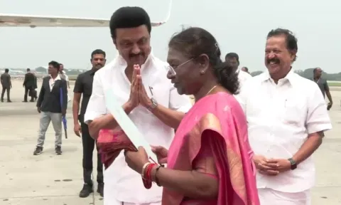 Tamil Nadu Chief Minister MK Stalin handing over a demi-official letter to President Droupadi Murmu in Chennai.&nbsp;