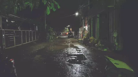 The dimly-lit street is turning into a dangerous zone for commuters