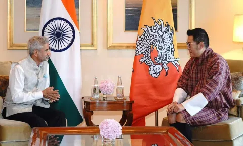 External Affairs Minister S Jaishankar with Bhutan King Jigme Khesar Namgyel Wangchuck. (X/@DrSJaishankar)