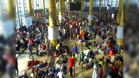 Huge crowd gathers at LTT station (Photo/ANI)