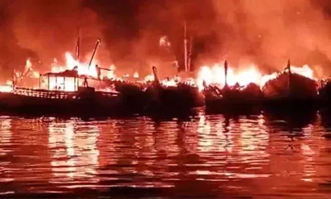 Fire broke out at the Visakhapatnam fishing harbour (ANI)&nbsp;