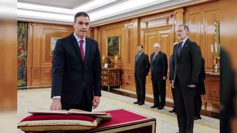 Spain's Prime Minister Pedro Sanchez takes the oath of office during a ceremony at Zarzuela Palace (Photo/Reuters)
