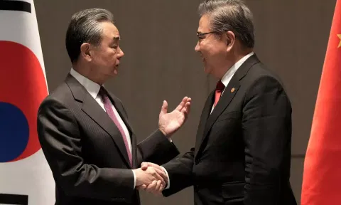 South Korean Foreign Minister Park Jin, right, talks with his Chinese counterpart Wang Yi (Photo: Reuters)&nbsp;