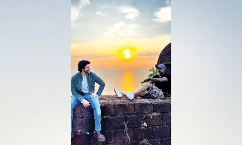 Farhan Akhtar from the sets of Dil Chahta Hai.