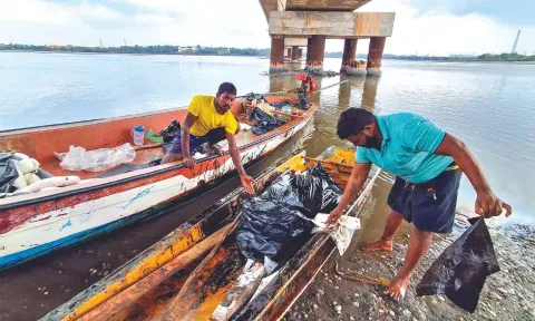 Fishermen cleaning the oil-covered boats (Photos: Hemanathan M)