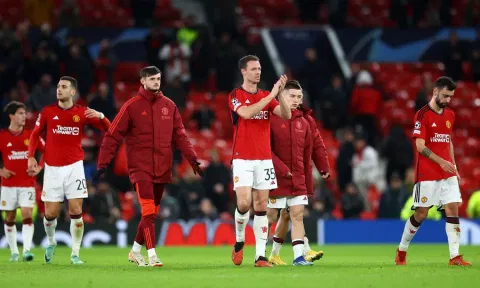 &nbsp;Manchester United's Jonny Evans with teammates look dejected after the match (Photo: Reuters)