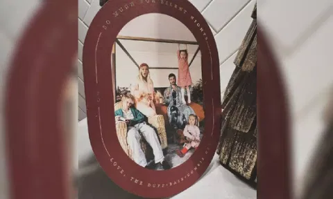 The ‘Lizzie McGuire’ actress shared a snap of her family's holiday card