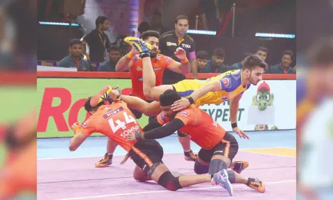Thalaivas raider Narender is tackled by U Mumba defenders.&nbsp;