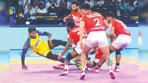 Ajinkya Pawar of Tamil Thalaivas makes a successful raid against Gujarat Giants (Photo: Hemanathan M)