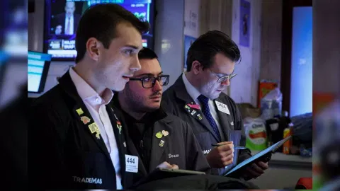 Traders work on the floor at the New York Stock Exchange (Reuters)&nbsp;