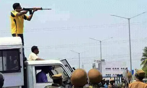 An officer targeting civilians during anti-Sterlite protests in 2018