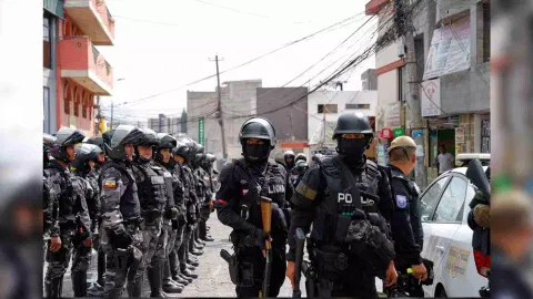 Police leave the El Inca prison after a security operation due to riots, following the disappearance of Jose Adolfo Macias (Reuters)&nbsp;