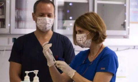 Greece urges vaccination against Covid-19, influenza as cases surge