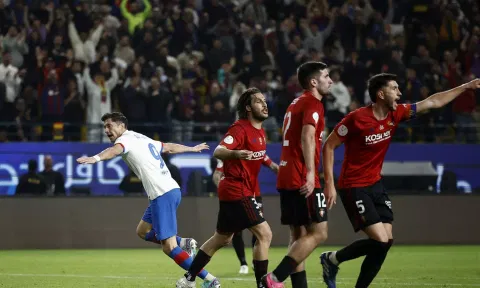 &nbsp;Barcelona's Robert Lewandowski celebrates scoring their first goal (Photo: Reuters)