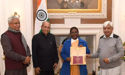 President Murmu receiving invitation for Pran Pratishtha of Ram Temple (ANI)