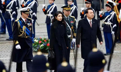South Korea's President Yoon Suk Yeol and his wife Kim Keon Hee walk during a ceremony in Amsterdam, Netherlands&nbsp;