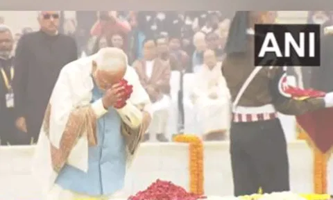 PM Prime Minister Narendra Modi paid tribute to Mahatma Gandhi (Photo: ANI)