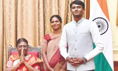 Krithik Vijayakumar with President Murmu