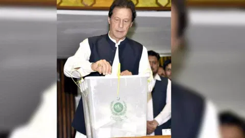 Pakistan Tehreek-e-Insaaf founder Imran Khan (Photo/IANS)