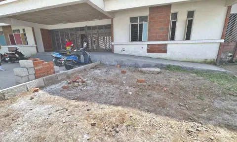 A ramp for wheelchair users without an approach road in a panchayat primary school in the area