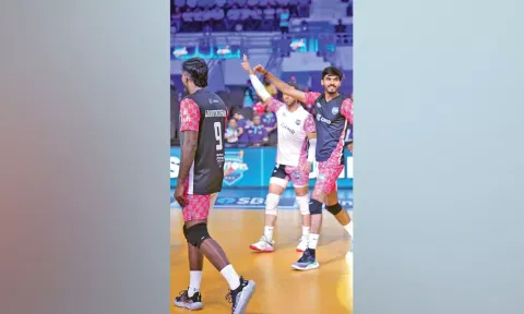 Mumbai players celebrate winning a point