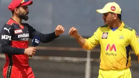 Virat Kholi with MS Dhoni