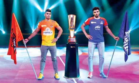 Puneri Paltan captain Aslam Inamdar (L) and Haryana Steelers skipper Jaideep Dahiya pose with the PKL cup on the eve of the final