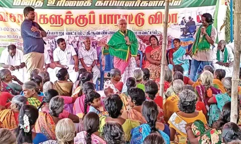 Medha Patkar addressing the agitators