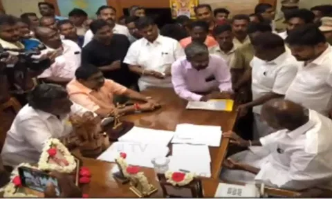 N Rangasamy talking with the minor girl's father. Thanthi TV screengrab