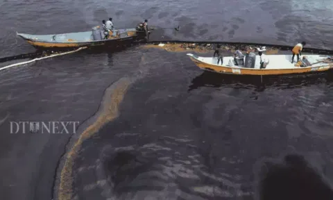 Oil spill in Ennore (Hemanathan M)
