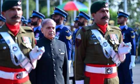 Pakistan's newly elected Prime Minister Shehbaz Sharif, inspects the honor guard at the Prime Minister's House in Islamabad (Photo/Reuters).&nbsp;