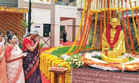 Union Finance Minister Nirmala Sitaraman unveiling a Gandhi statue in Tiruchy on Saturday