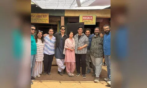 Vijay Varma, Fatima Sana Shaikh, Manish Malhotra and 'Ul Jalool Ishq' team (Instagram)