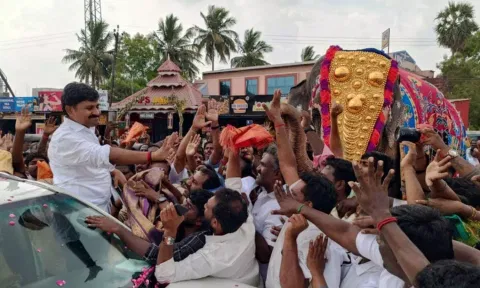 KN Arun Nehru greets DMK cadre during a reception to him in Tiruchy on Thursday