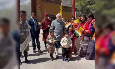 PM Modi walking with children along the streets of Bhutan&nbsp; (IANS)