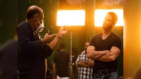 Shahid Kapoor with director Roshan Andrewws (Photo/ANI)