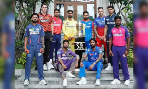 Team captains with the Trophy (Photo-X:@IPL)