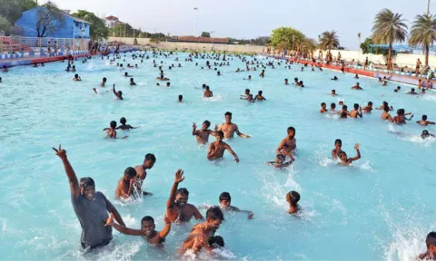 A crowded swimming pool in Marina Beach (Manivasagan N)
