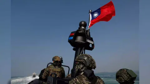 Members of Taiwan's Navy and media onboard a special operation boat with a Taiwanese flag fluttering over it during a drill (Photo/Reuters)